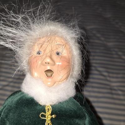 1999 Mrs Claus Trimming Tree GREEN VELVET DRESS Christmas Caroler