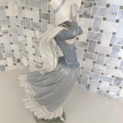Lladro Spring Breeze #4936 Lady