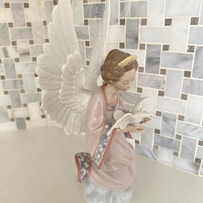 Lladro Angel of Peace with Dove #6131