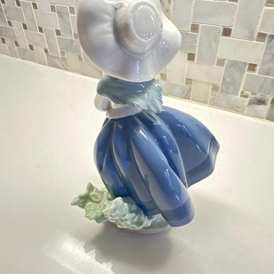 Lladro Figurine pretty pickings, Girl # 5222