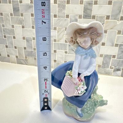 Lladro Figurine pretty pickings, Girl # 5222