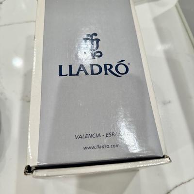 Lladro Figurine pretty pickings, Girl # 5222