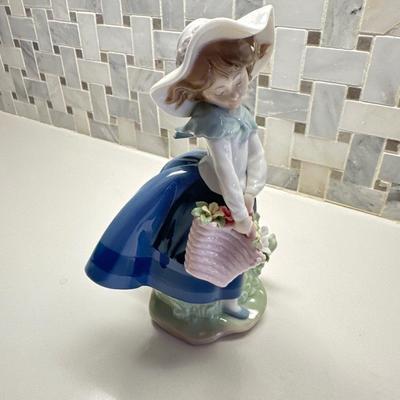 Lladro Figurine pretty pickings, Girl # 5222