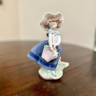 Lladro Figurine pretty pickings, Girl # 5222