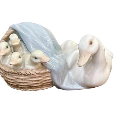 Lladro Ducks Mother with 4 Ducklings in Basket Figurine #4895 Glossy Finish