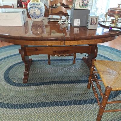 Pedastal Oak Dining Room table w/ 6 chairs and 1 leaf