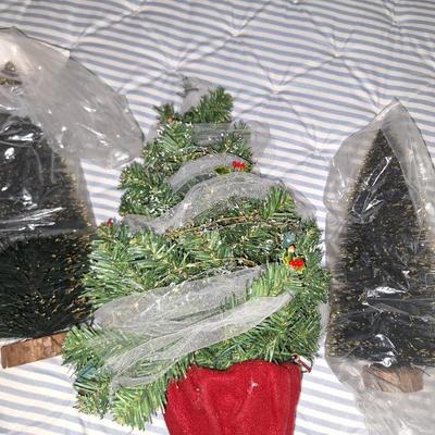 3 Decor Flocked Trees