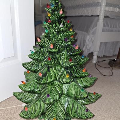 Ceramic Vtg Christmas Tree with base