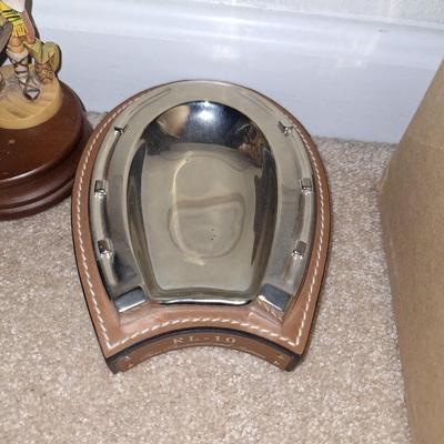 Horseshoe coin holder