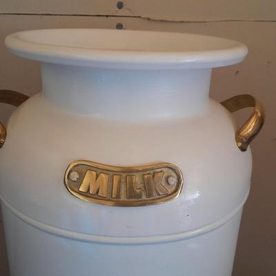 Decorative / planter Metal milk can with glass storage bottles