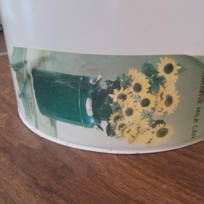 Decorative / planter Metal milk can with glass storage bottles