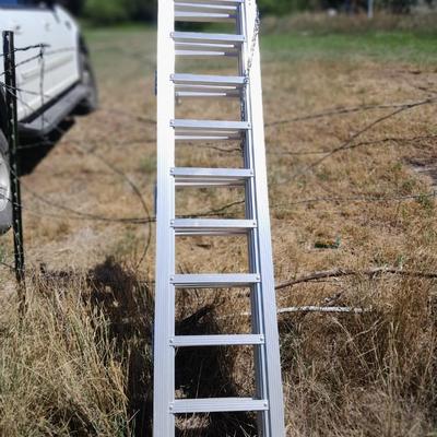 Haul Master 1500 LB// Capacity Tri fold Aluminum Ramp - appears like new -