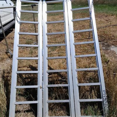 Haul Master 1500 LB// Capacity Tri fold Aluminum Ramp - appears like new -