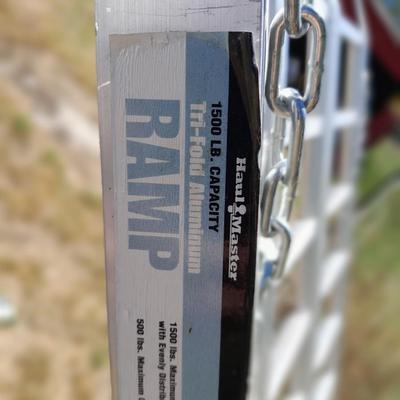 Haul Master 1500 LB// Capacity Tri fold Aluminum Ramp - appears like new -