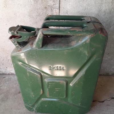 Gas can and metal Jerry Can gas can (1 of 2)