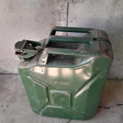 Gas can and metal Jerry Can gas can (1 of 2)