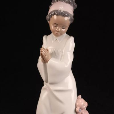 Lot 67: LLADRO - Bedtime Prayers / Antes De Dormer - Retired 2013