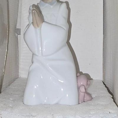 Lot 67: LLADRO - Bedtime Prayers / Antes De Dormer - Retired 2013
