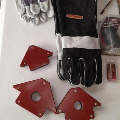Welding needs -- Nice leather gloves new - welding wire - welding tips and more !
