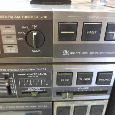 Vintage Sony boom box stereo system with speakers AM/FM/CASSETTE / CD PLAYER
