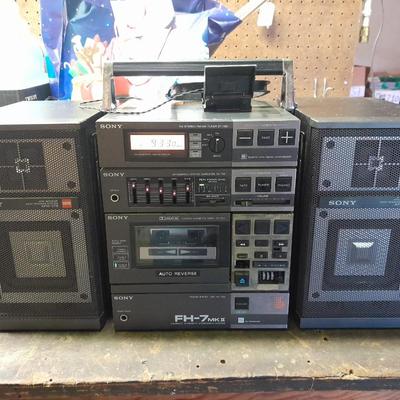Vintage Sony boom box stereo system with speakers AM/FM/CASSETTE / CD PLAYER