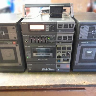 Vintage Sony boom box stereo system with speakers AM/FM/CASSETTE / CD PLAYER