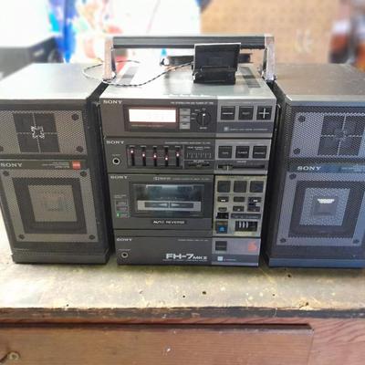 Vintage Sony boom box stereo system with speakers AM/FM/CASSETTE / CD PLAYER
