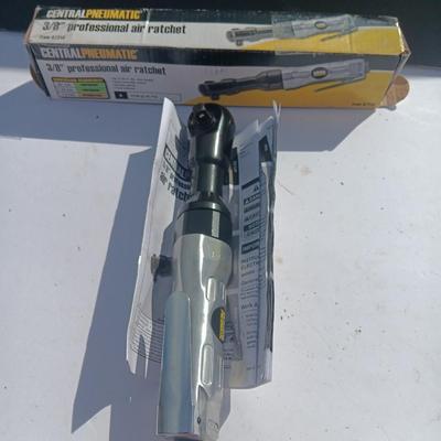 New in box Central Pneumatic 3/8" Professional air Rachet