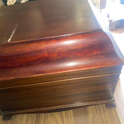 Small cabinet - Antique Victrola Phonograph