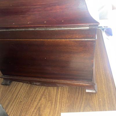 Small cabinet - Antique Victrola Phonograph