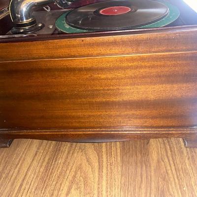 Small cabinet - Antique Victrola Phonograph