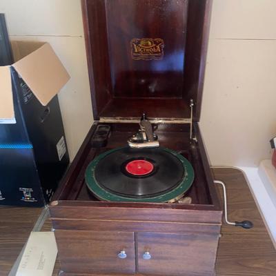 Small cabinet - Antique Victrola Phonograph