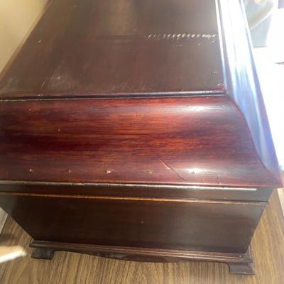 Small cabinet - Antique Victrola Phonograph