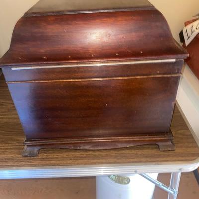 Small cabinet - Antique Victrola Phonograph