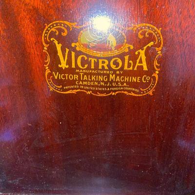 Small cabinet - Antique Victrola Phonograph