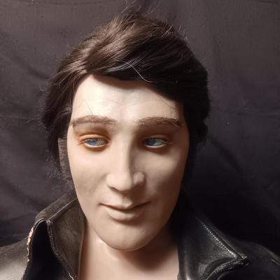WOWWEE LIFESIZE & LIFELIKE SINGING AND TALKING ELVIS PRESLEY BUST