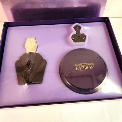 Lot #10 New in Box Elizabeth Taylor PASSION Gift Set