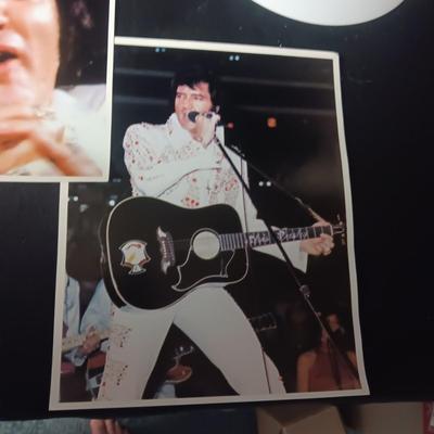 1 ELVIS COLLECTOR'S PLATE AND 4 PICTURES