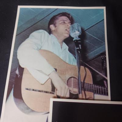 1 ELVIS COLLECTOR'S PLATE AND 4 PICTURES