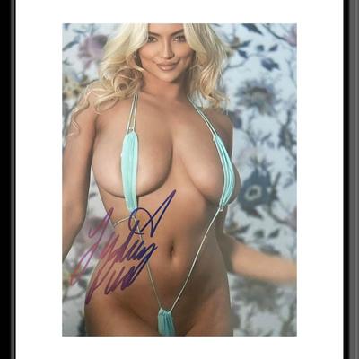 Lindsey Pelas signed photo