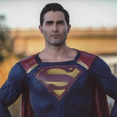 Tyler Hoechlin signed "Supergirl" television photo 
