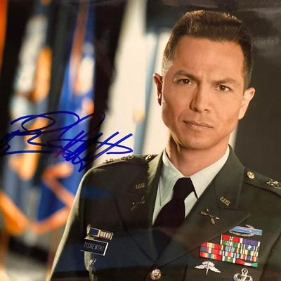 E-Ring Benjamin Bratt signed photo
