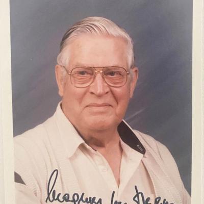 Rocket Pioneer Magnus Von Braun signed photo 