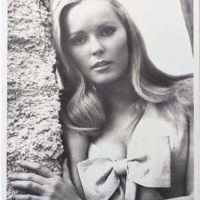 Draculas Veronica Carlson signed photo card