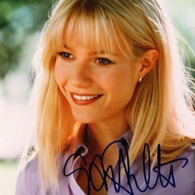 Gwyneth Paltrow signed portrait photo 