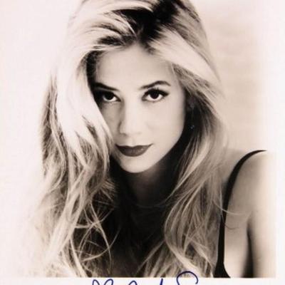 Mira Sorvino signed portrait photo 