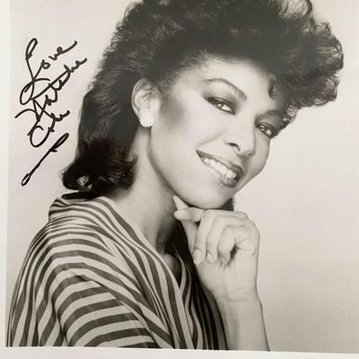 Singer Natalie Cole signed photo