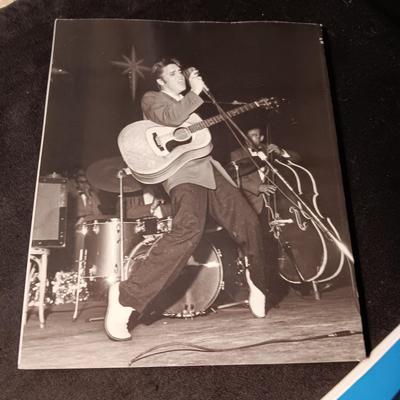 ELVIS MEMORABILIA BOOK AND MAGAZINE