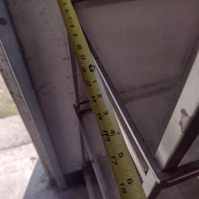 Retail Metal Frame and Glass Shelf Display Stand