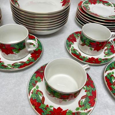 Gibson Home Poinsettia Holiday Dinner Ware Set
